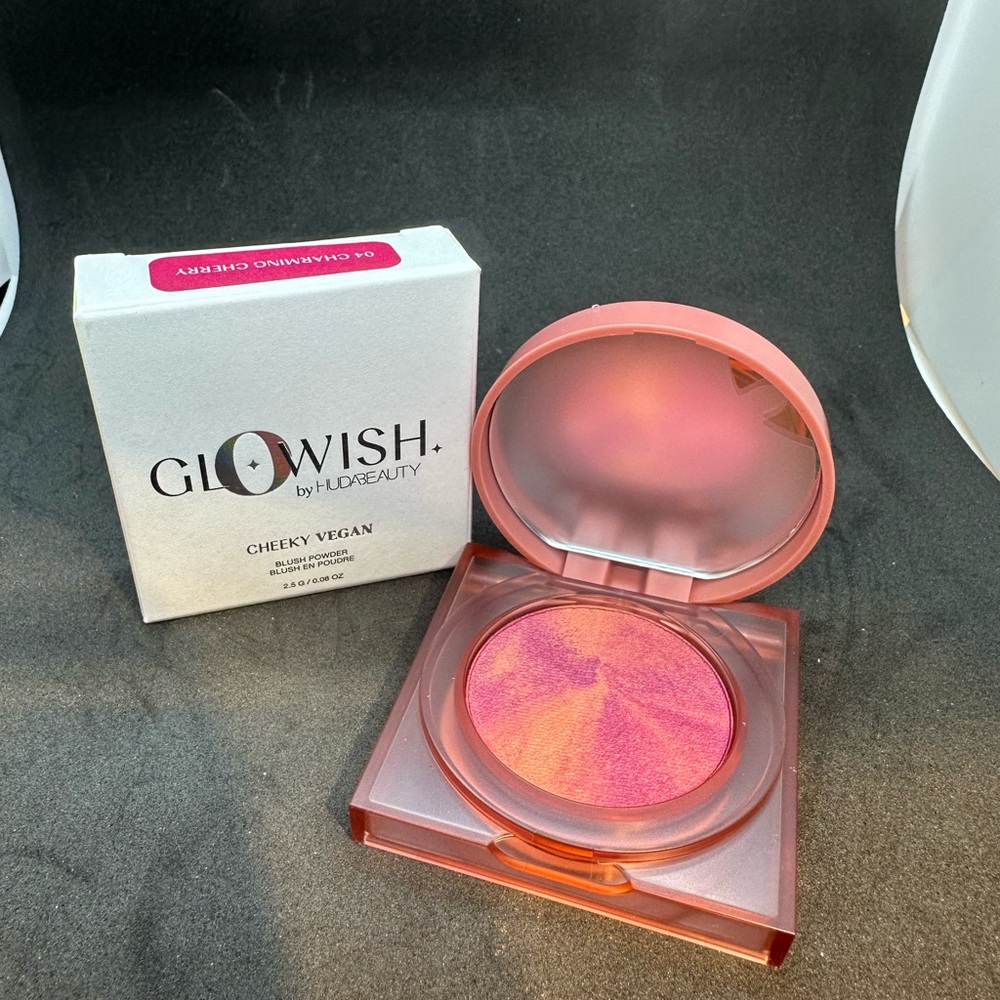 🆕 HUDA GloWish Cheeky Vegan Blush Powder ✨BNIB✨ 04 charming cherry 🍒🍒